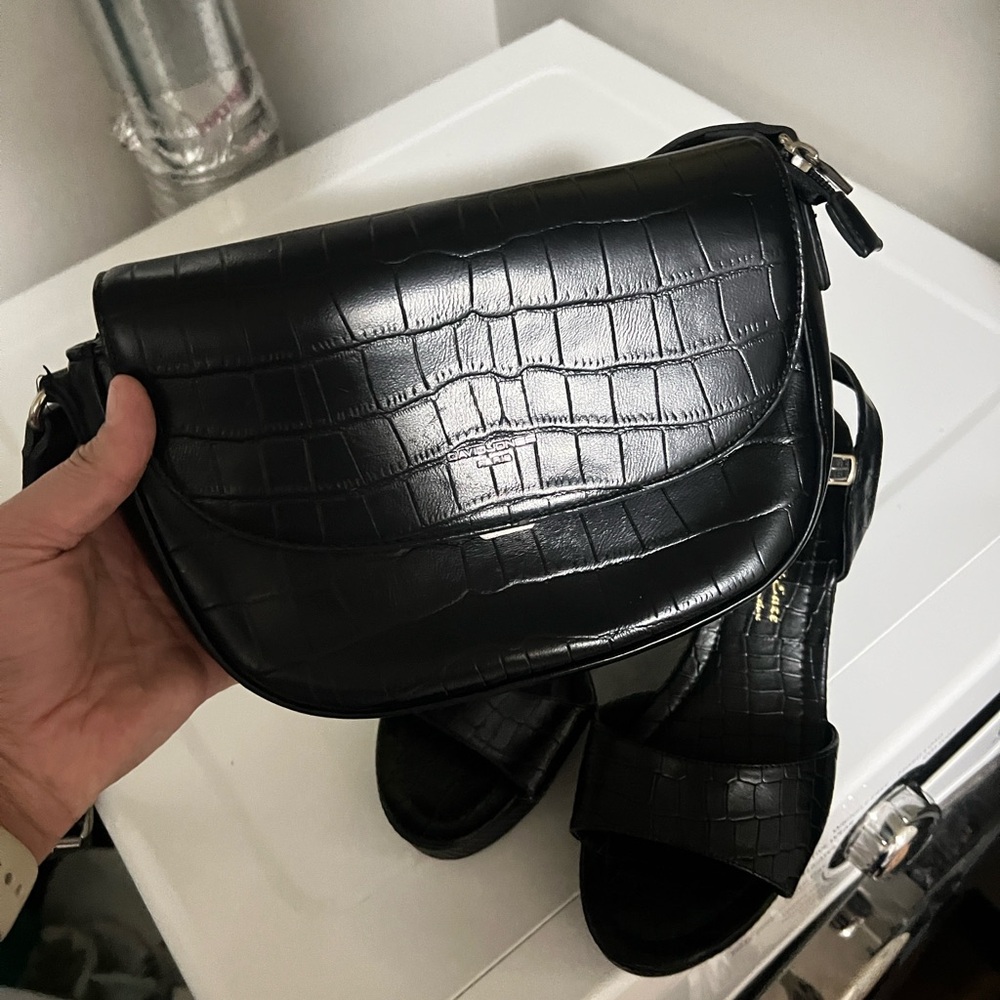 Elegant Black Croc-Embossed Crossbody Bag